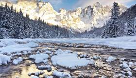 Parchi naturali d’inverno: paesaggi mozzafiato tra laghi e Dolomiti