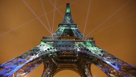 La Tour Eiffel illuminata: una foresta virtuale per la conferenza sul clima