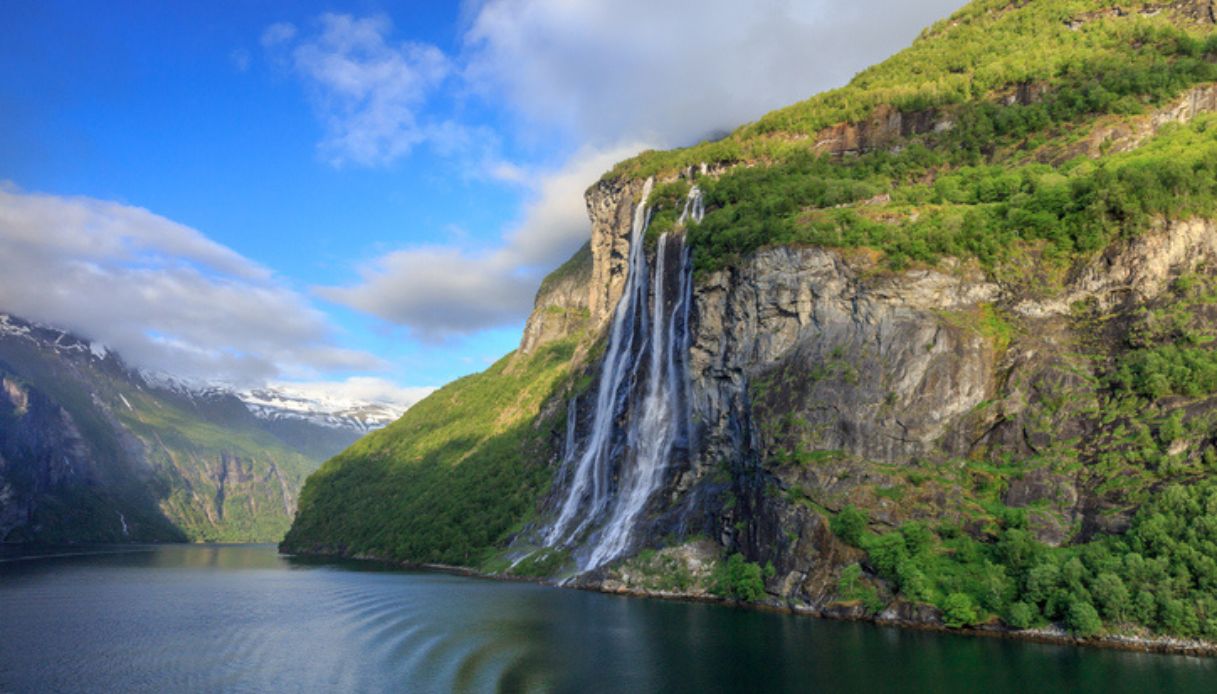 Cascata Seven Sisters, una cascata con sette corsi d'acqua. Un paesaggio unico che si trova nei fiordi norvegesi.