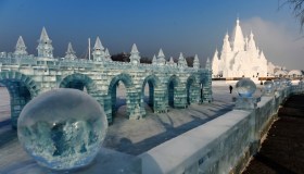 In Cina, la scultura di ghiaccio più grande del mondo
