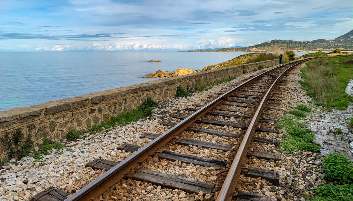 Rotaie sul mare lungo la costa settentrionale della Corsica