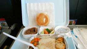 Tray table: cosa significa la scritta in aereo