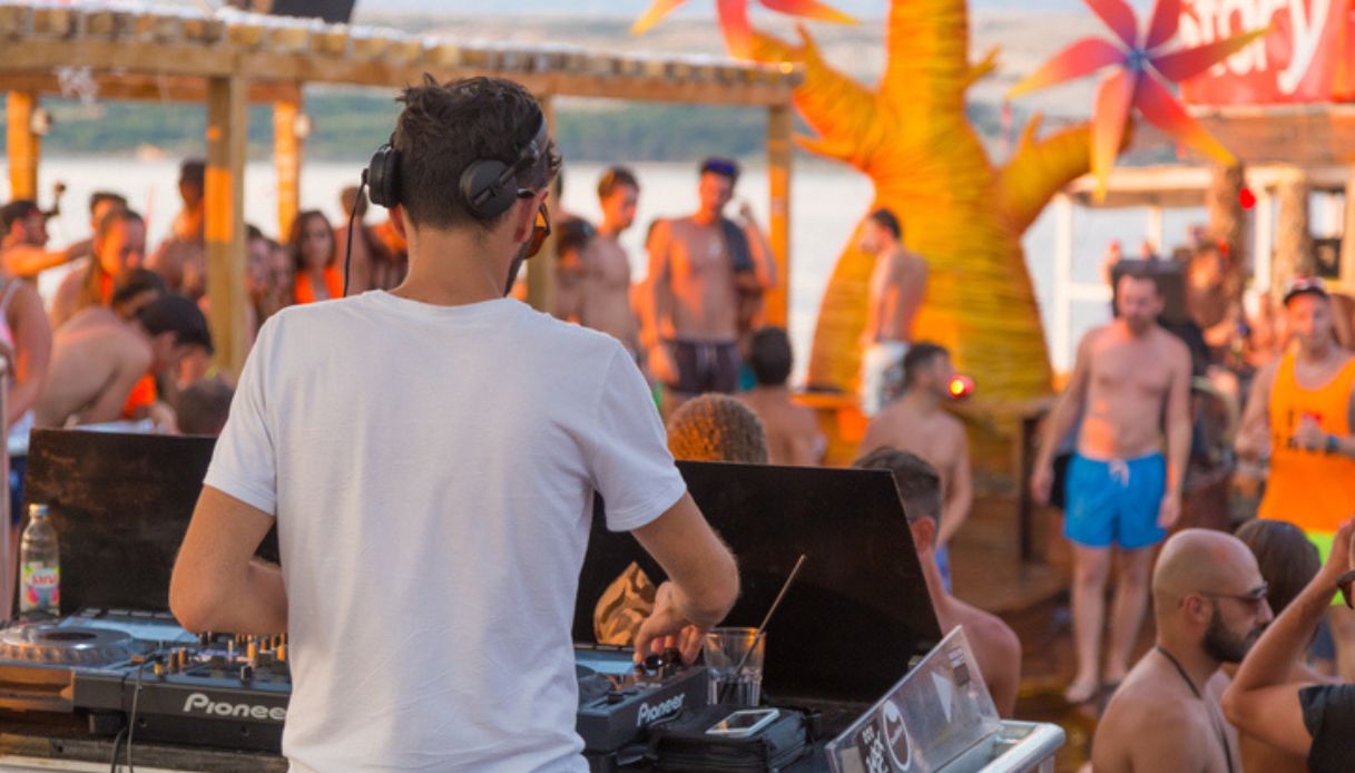 DJ di spalle suona in uno dei locali più famosi di Novaljia sull'isola di Pag, in Croazia