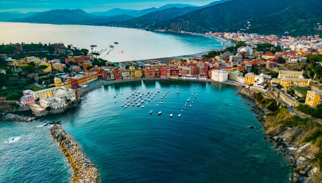 Vista dall'alto di Baia del Silenzio a Sestri Levante, con diverse piccole barche nella vicinanza della spiaggia