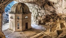 Tempio di Valadier, il rifugio all’ingresso di una grotta delle Marche