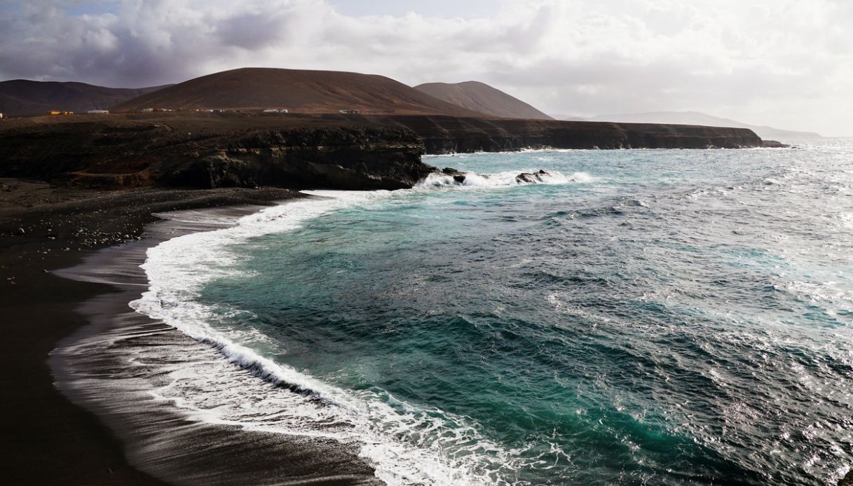 Vista aerea della spiaggia vulcanica di Ajuy a Fuerteventura