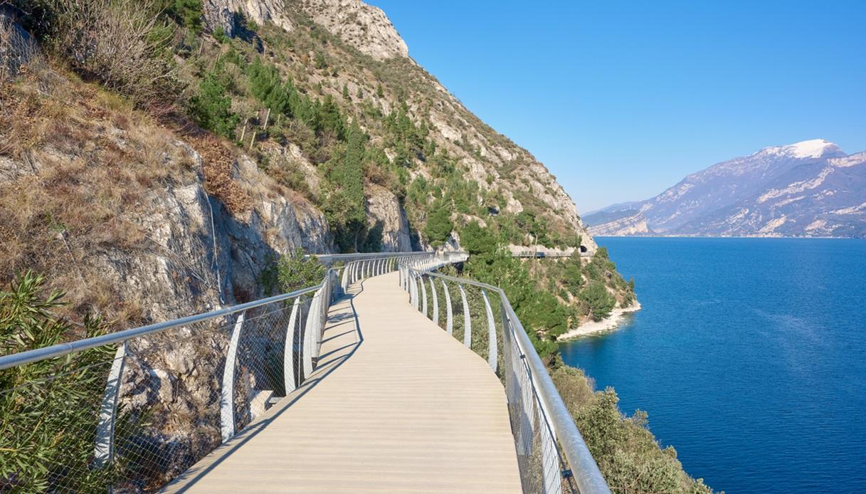 La pista ciclopedonale di Limone Sul Garda, a strapiombo sul lago di Garda