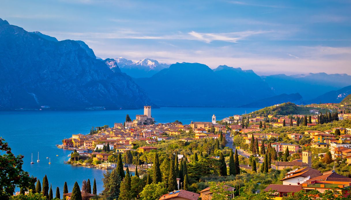Il centro abitato di Malcesine, sulla sponda orientale del lago Garda
