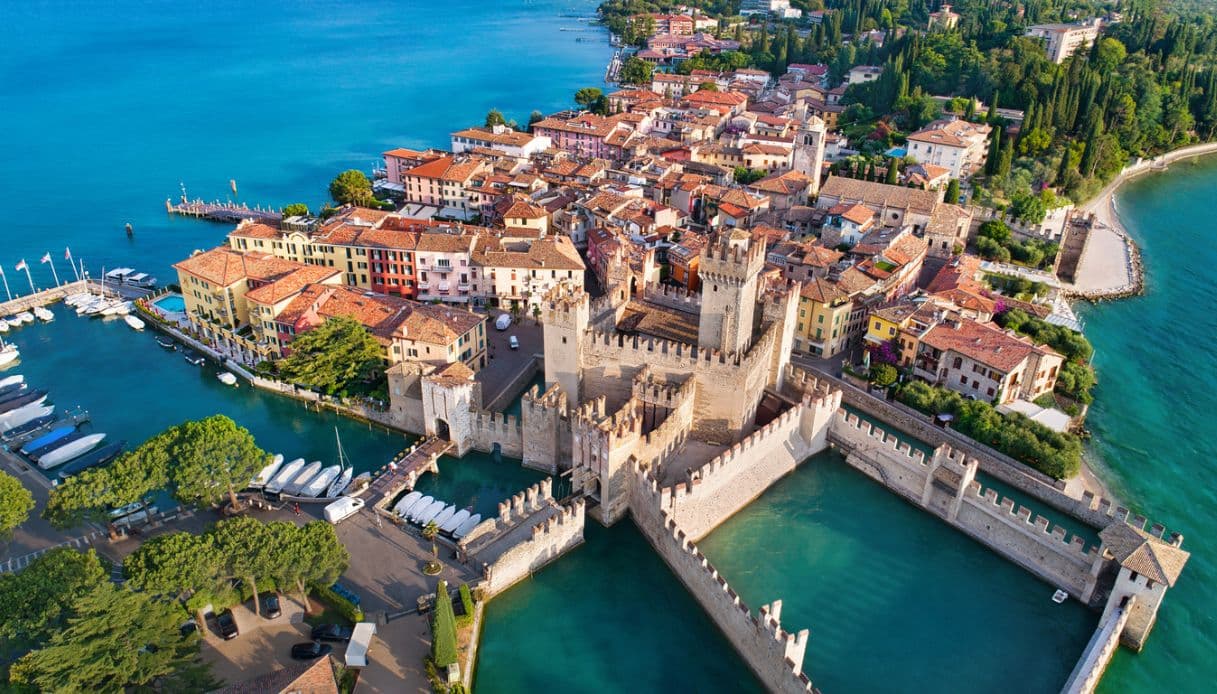 La splendida vista dall'alto su Sirmione, sul lago di Garda