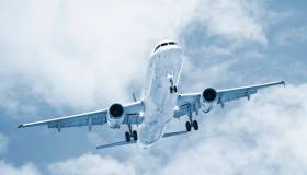 Si può tenere acceso il telefono in modalità aereo in fase di decollo. La risposta