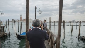 Fa il giro del mondo scattando foto dal lato sbagliato