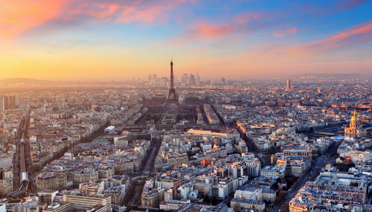 Panorama di Parigi che si può godere dalla terrazza di Tour Montparnasse al tramonto