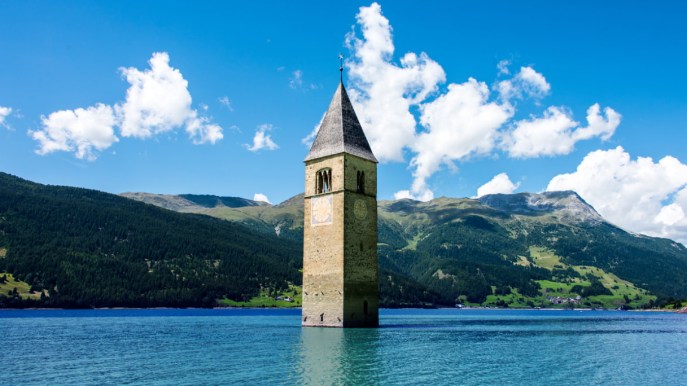 Il lago di Resia e la leggenda del campanile che emerge dalle acque