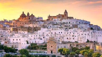 Ostuni, la Città Bianca del Salento, tra vicoli stretti e spiagge bianche