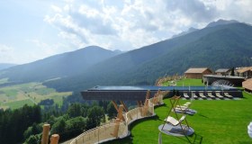 La piscina a 20 metri d’altezza affacciata sulle Dolomiti