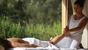 Vacanze a piedi nudi: al via la barefooting therapy, ecco dove