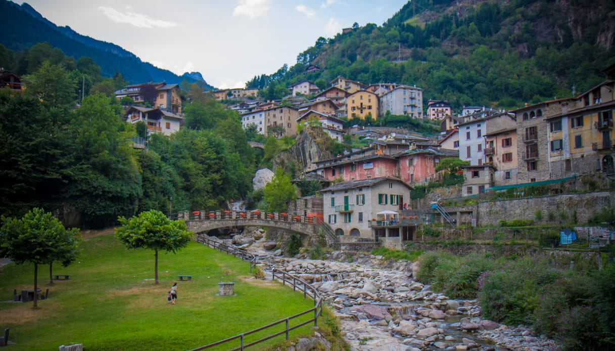 Branzi, nel suo territorio si trovano i Laghi Gemelli