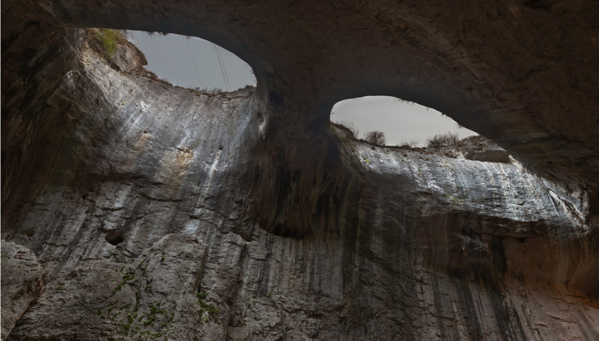 Occhi di Dio nella grotta di Prohodna