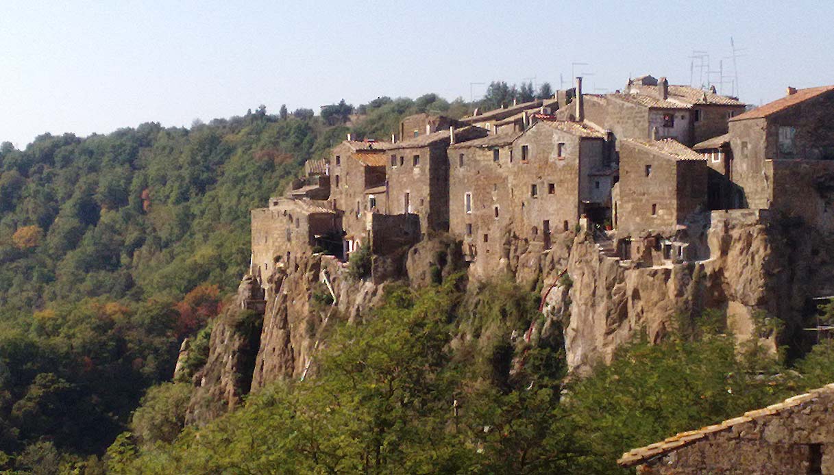 Calcata, il borgo magico dove vivono hippie e streghe