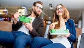 Cosa non bere e mangiare prima di un viaggio in aereo