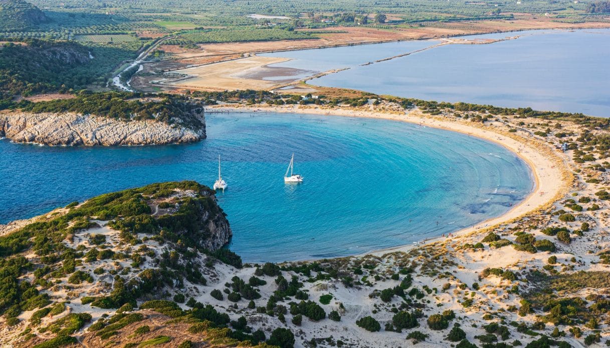 Vista dall'alto di una spiaggia della regione del Peloponneso in Grecia