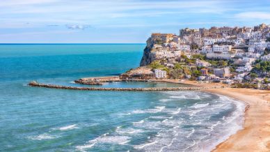 Peschici, tra mare e foresta, è la perla del Gargano