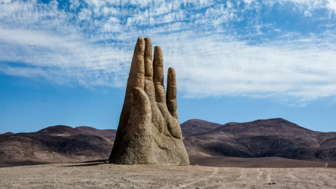 La straordinaria Mano del Desierto ad Atacama, in Cile