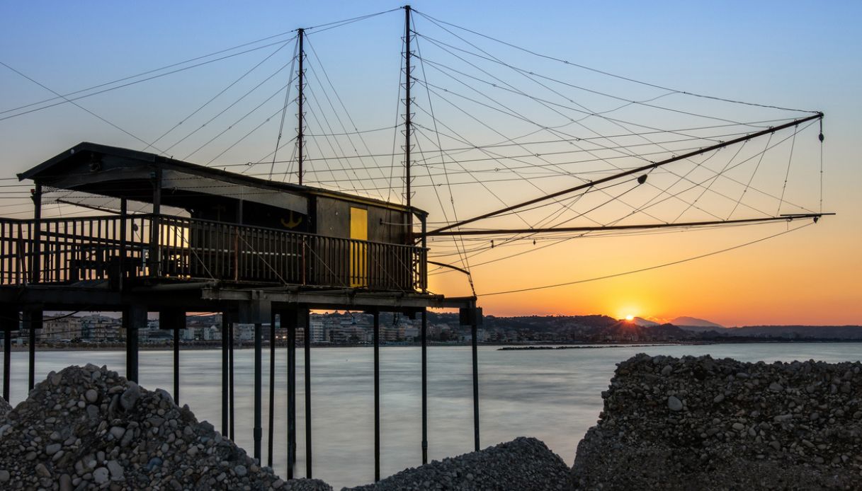 Vista di un trabocco a Pescara al tramonto