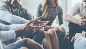 Viaggio all’estero? Ecco 10 gesti da non fare in altrettanti Paesi