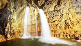 Le Grotte di Stiffe in Abruzzo nascondono una cascata sotterranea