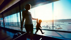 Volare con i bambini: quando non pagano?