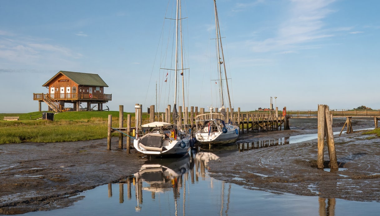 Halligen: le barche con la bassa marea a Hallig Hooge