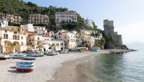 Cetara, il pittoresco borgo di mare che guarda verso Capri
