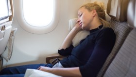 Volo insonne, ecco i trucchi infallibili per dormire in aereo