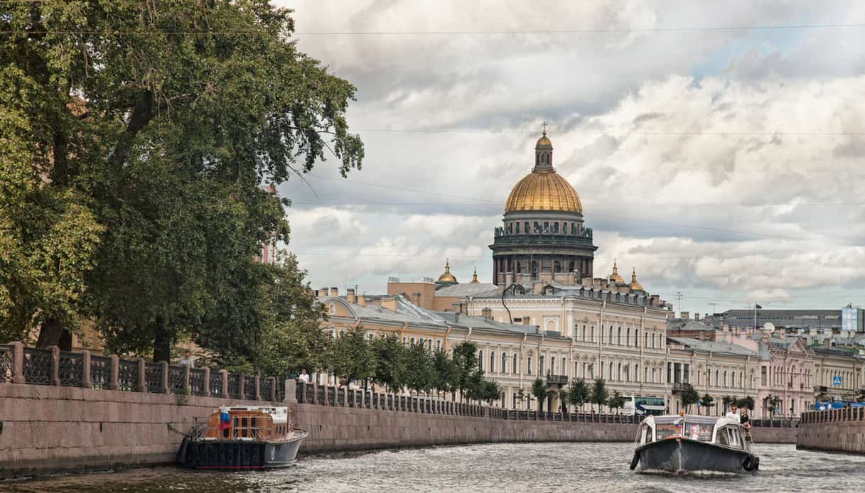 San Pietroburgo in Russia, da visitare anche dall'acqua sui fiumi