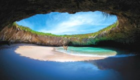 Il paradiso in un vulcano: qui c’è la spiaggia più bella del mondo