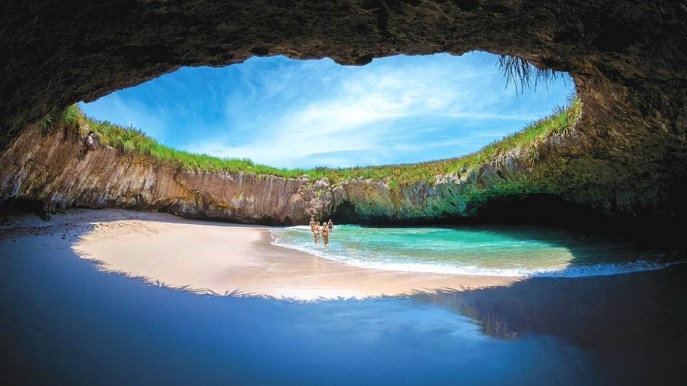 Il paradiso in un vulcano: qui c’è la spiaggia più bella del mondo