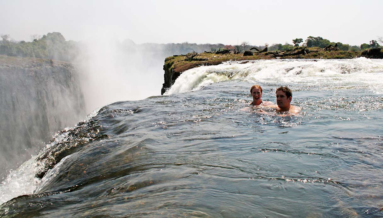 Devil’s Pool, la piscina del diavolo a strapiombo sulla cascata