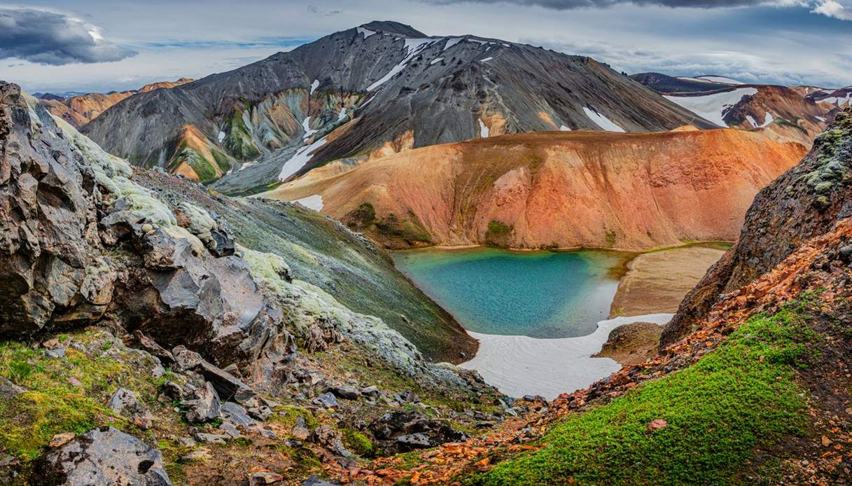 Lo splendido paesaggio di Landmannalaugar, tra montagne vulcaniche, natura selvaggia e laghi cristallini