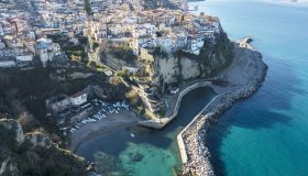 Pizzo Calabro è la città dell’amore: ecco il vicolo del bacio