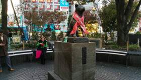 Nel quartiere di Shibuya a Tokyo tutti omaggiano la statua Hachiko