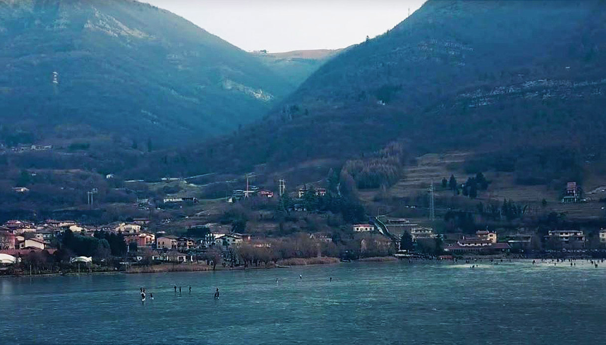 Il lago di Endine ghiacciato è uno spettacolo