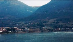 Il lago di Endine ghiacciato è uno spettacolo