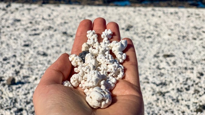 A Fuerteventura, la spiaggia che sembra fatta di milioni di popcorn