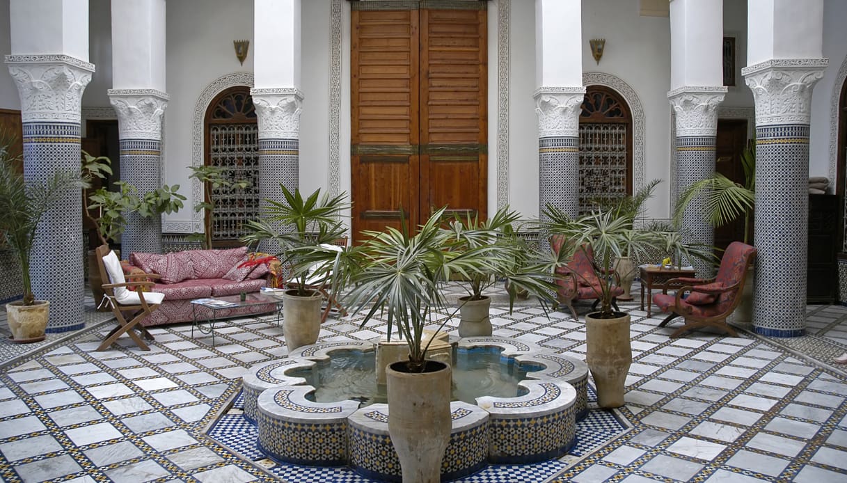 Il cortile di un riad in Marocco, intorno al quale si sviluppa l'abitazione
