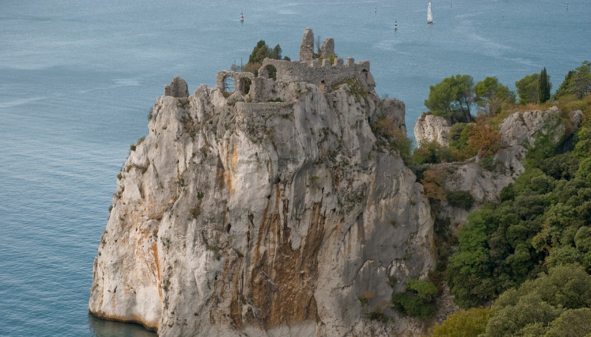 Il silenzio dell'acqua: Duino borgo vicino a Triste e il suo castello vecchio