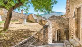 Altopiano di Navelli, terra di zafferano e casa di Castel Camponeschi