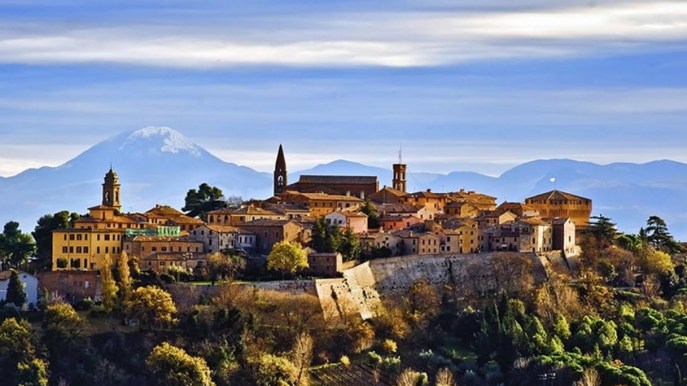 Mondavio, il borgo delle Marche dominato dalla Rocca