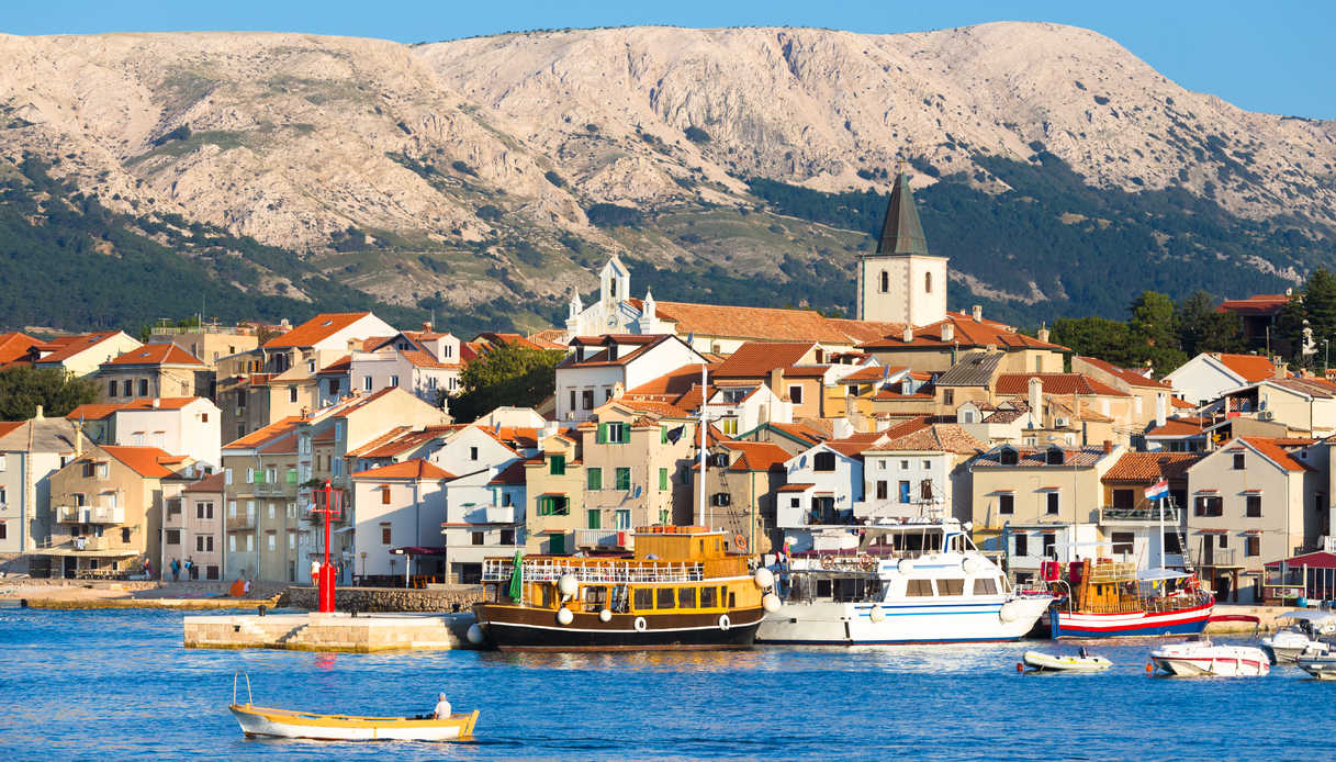 Vista della città di Baska