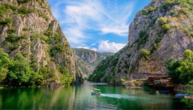 Vacanze avventura, lo spettacolare Canyon Matka nella Macedonia del Nord